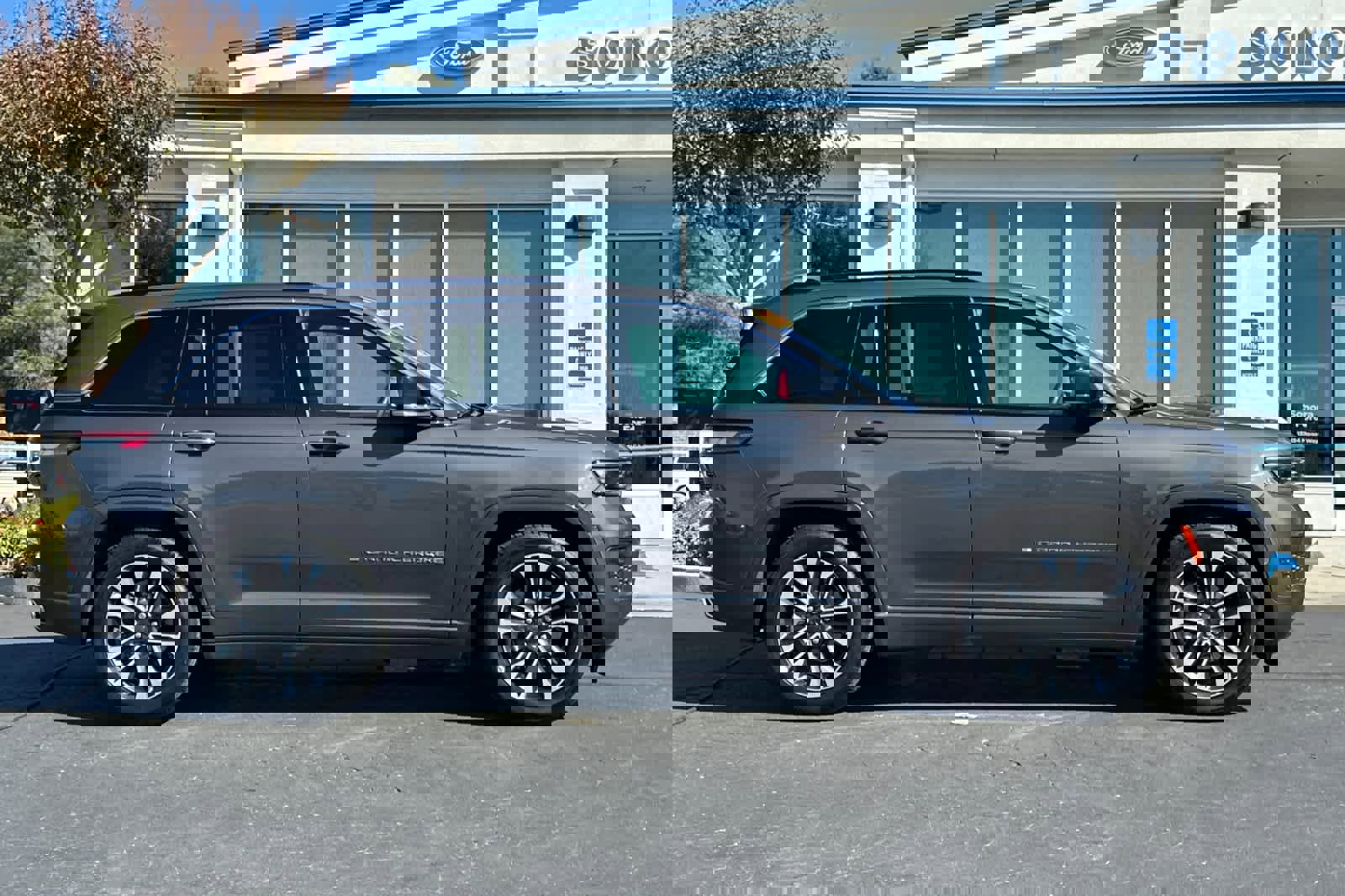 Used 2022 Jeep Grand Cherokee Overland w/ Advanced Protech Group III image 3