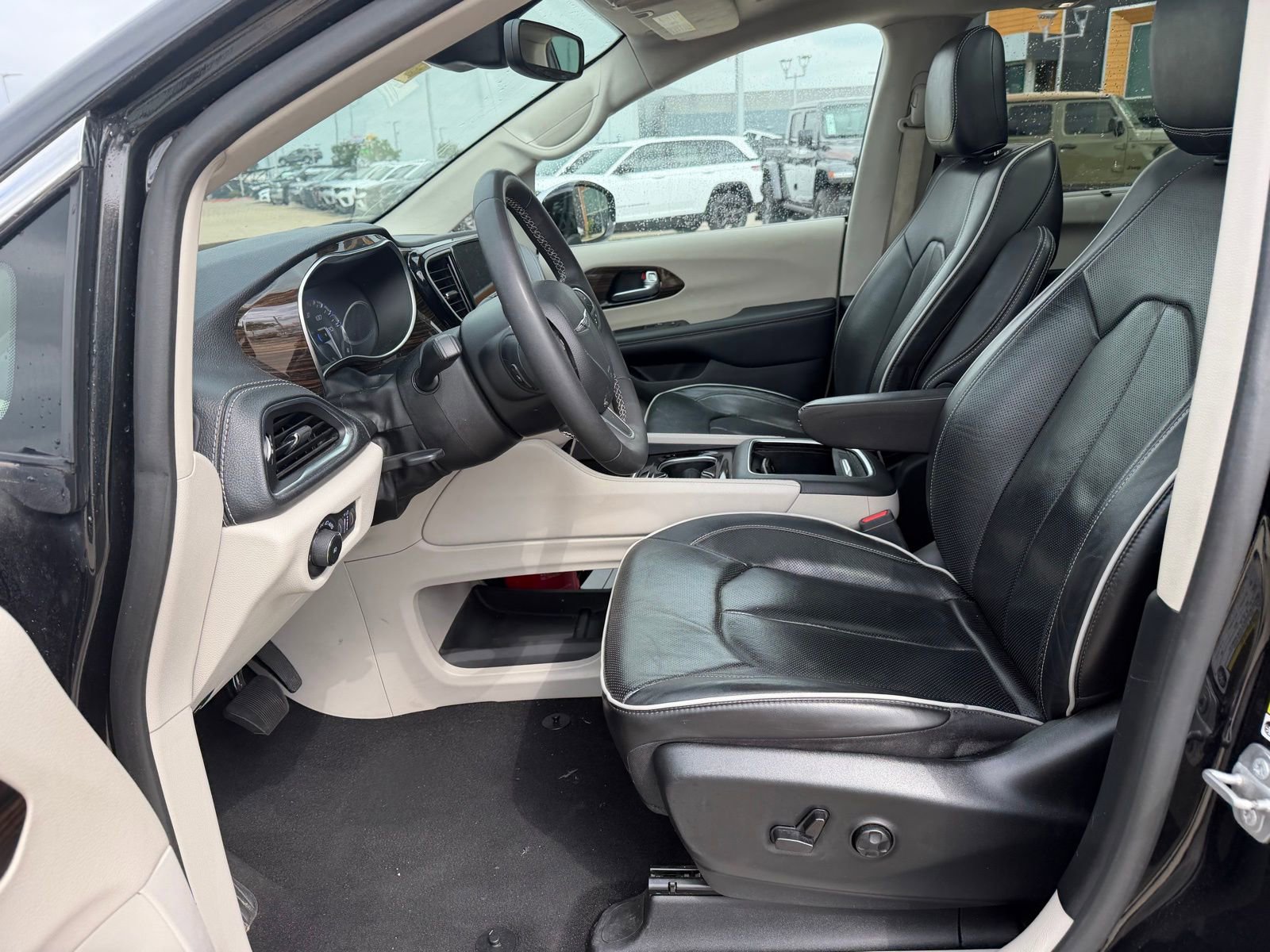 Used 2023 Chrysler Pacifica Limited image 10