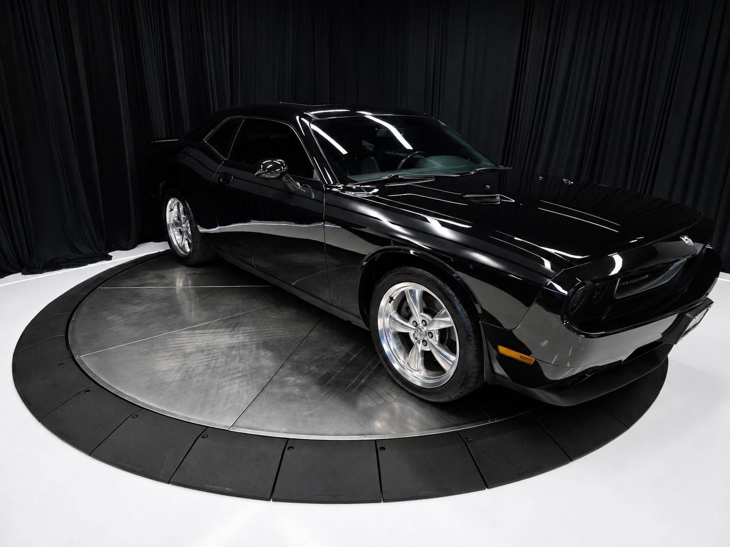 Used 2010 Dodge Challenger R/T RWD image 10