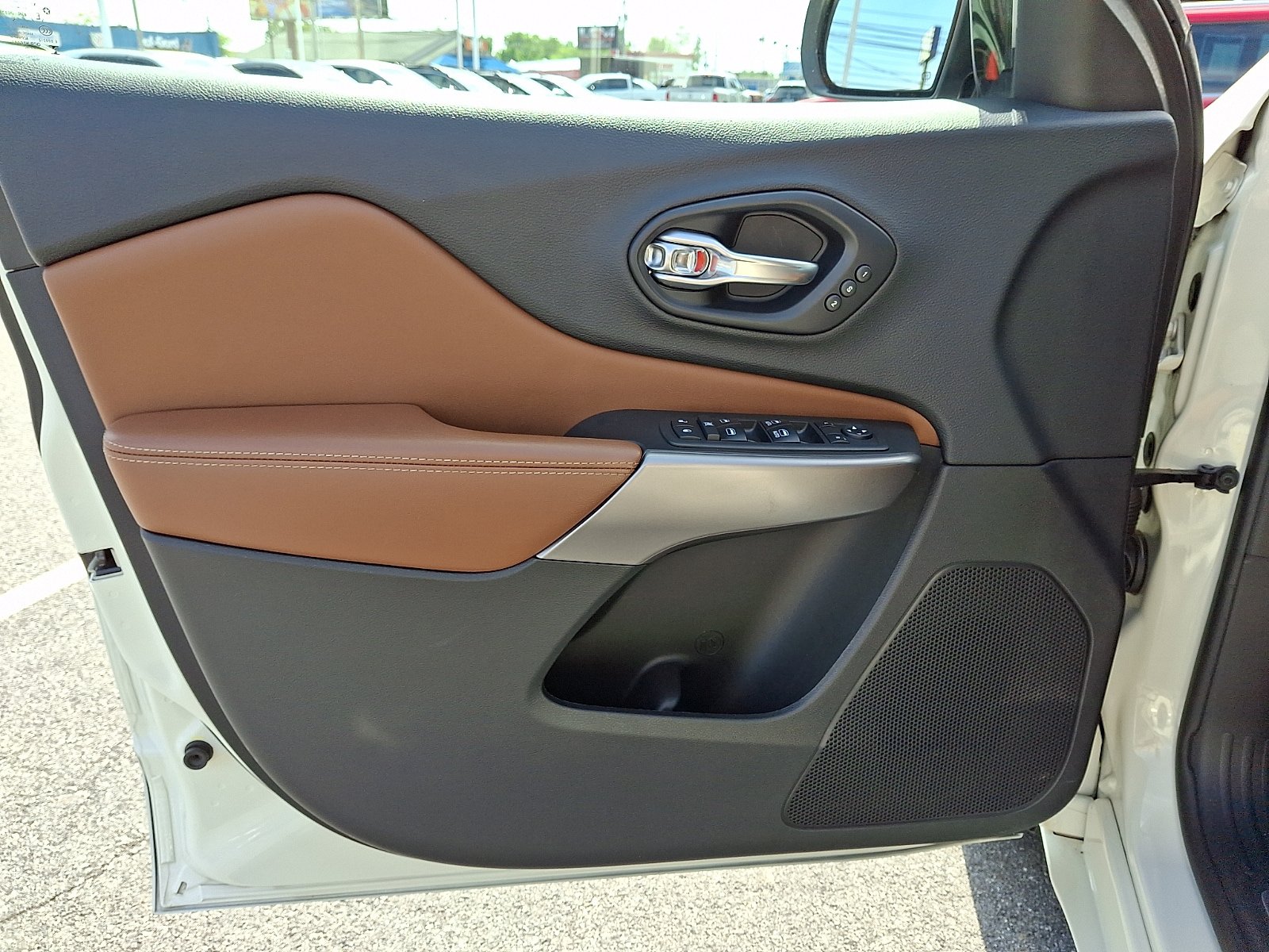 Used 2019 Jeep Cherokee Overland w/ Technology Group AWD/4WD image 15