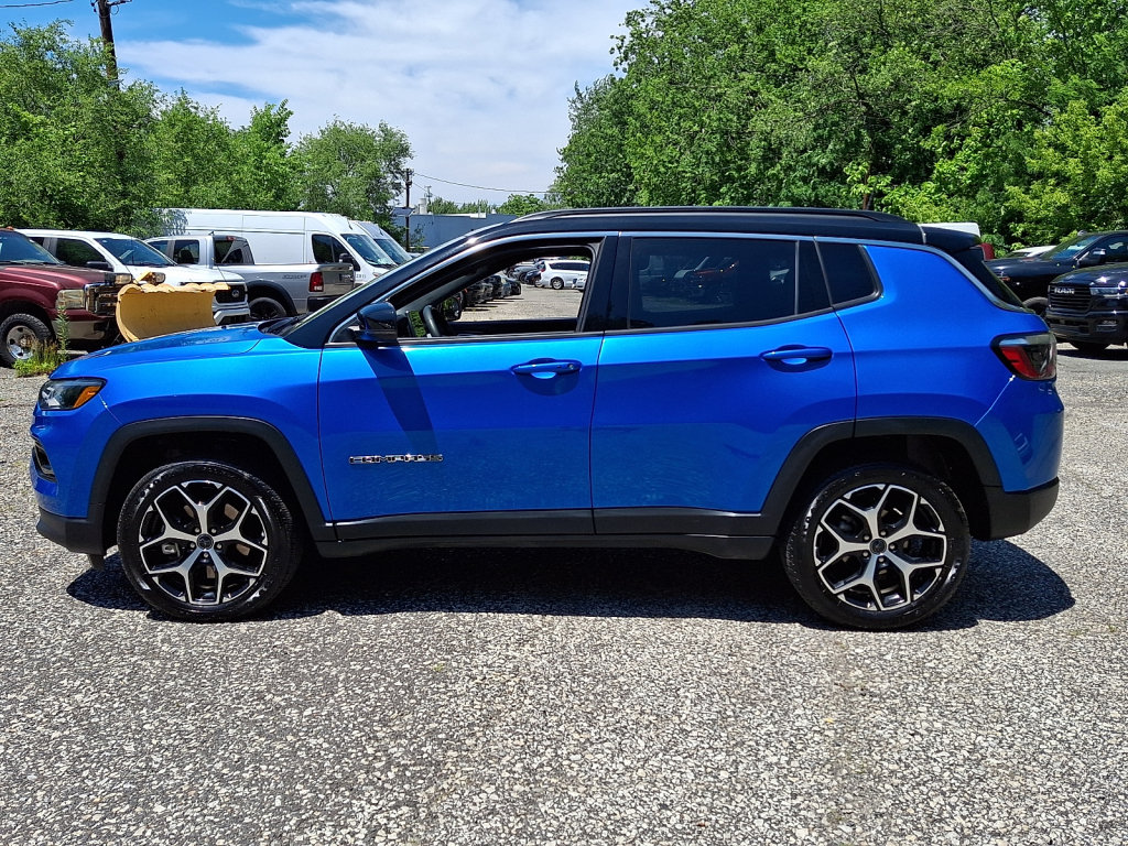 Used 2025 Jeep Compass Limited AWD/4WD image 2
