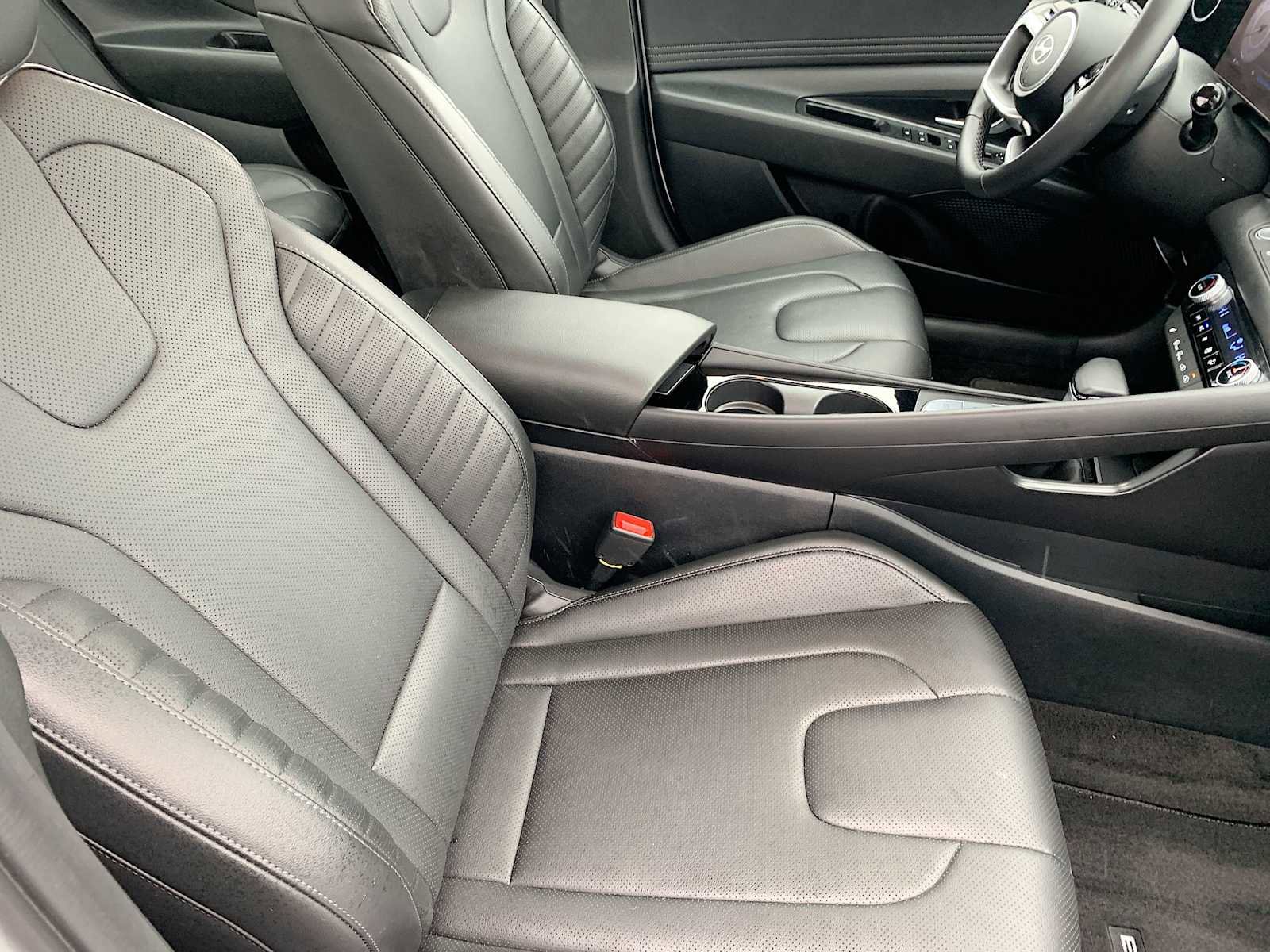 Used 2025 Hyundai Elantra Limited image 28