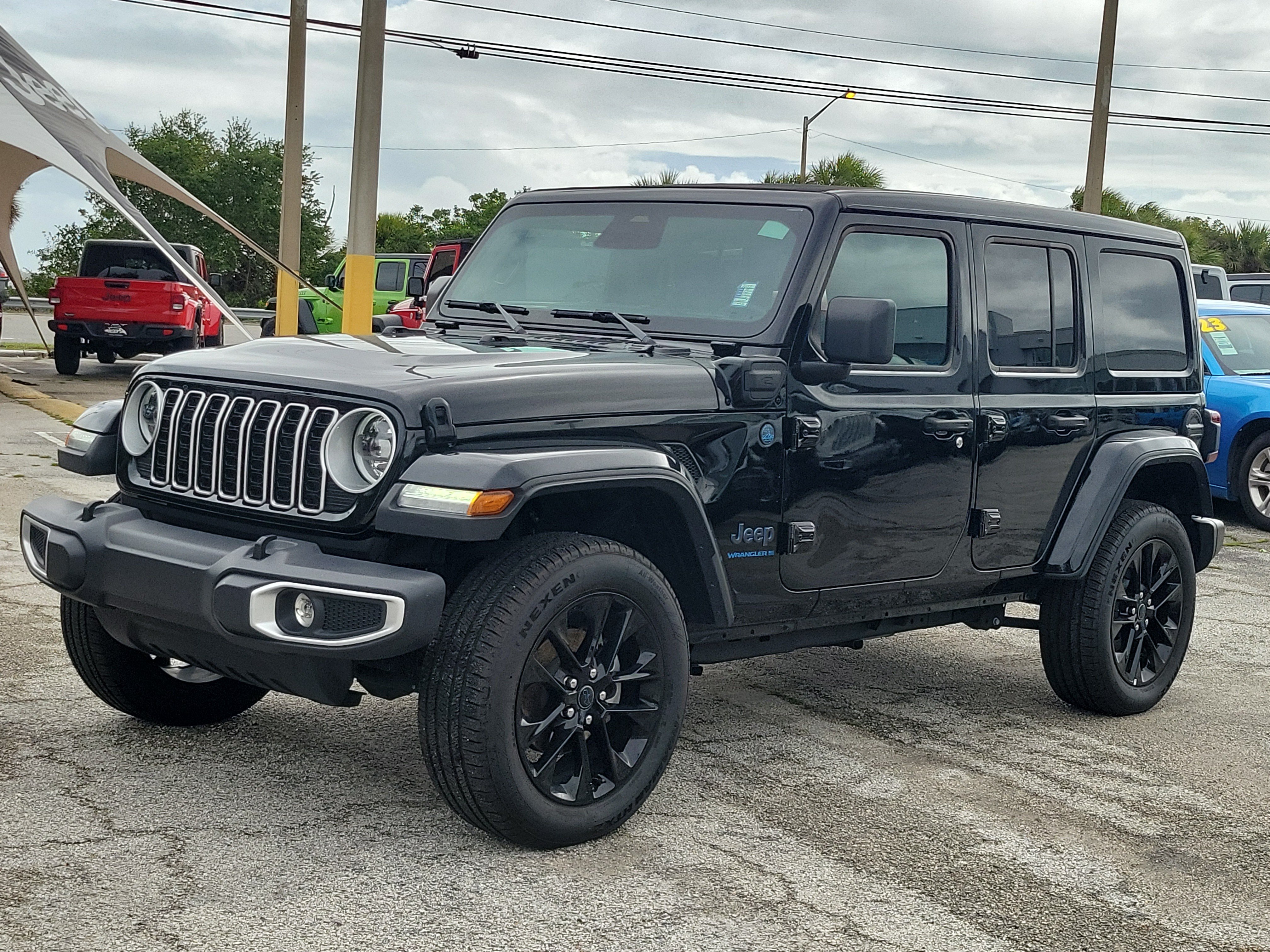 Used 2025 Jeep Wrangler Unlimited Sahara w/ Safety Group AWD/4WD image 2