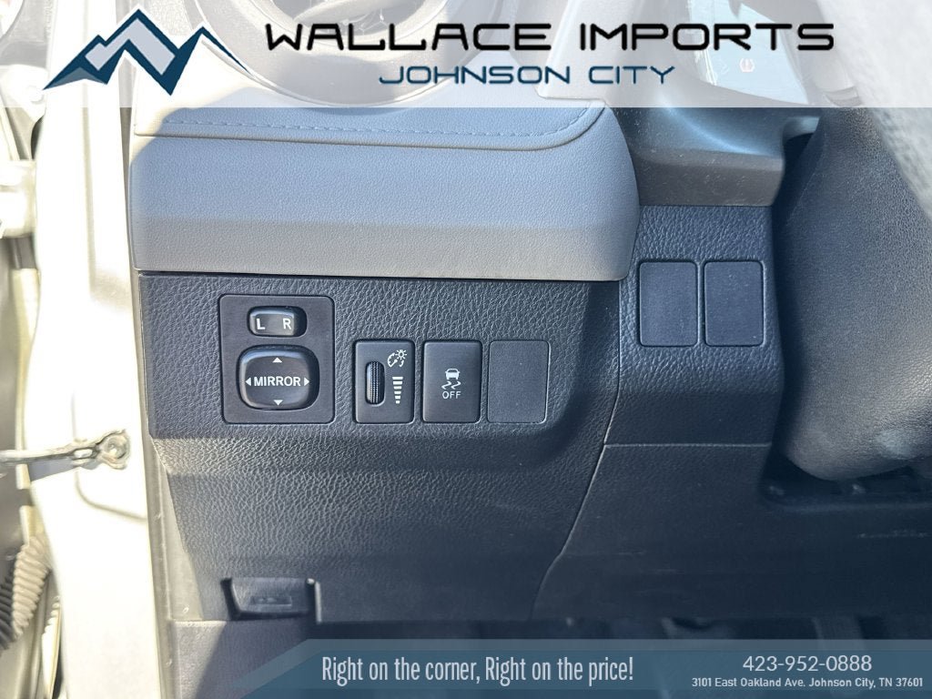 Used 2013 Toyota RAV4 LE FWD image 29