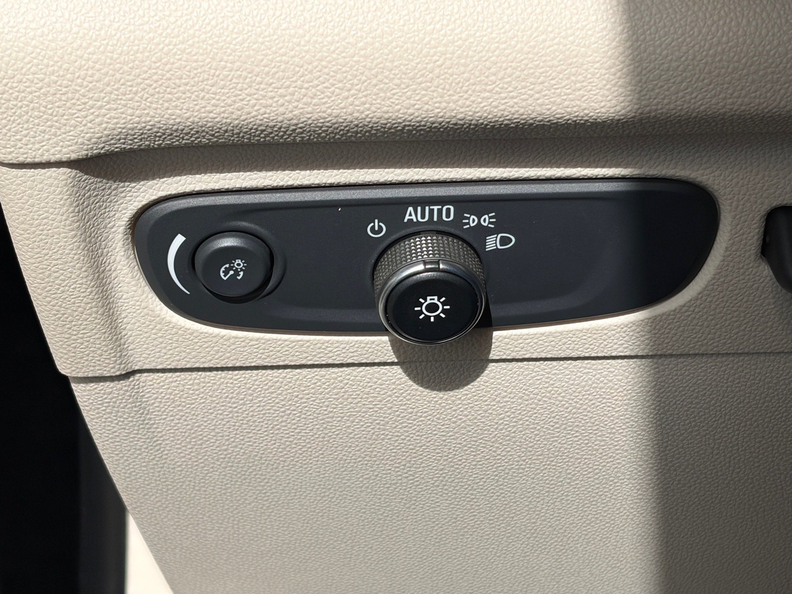 Used 2021 Buick Envision Avenir w/ Technology Package II FWD image 19