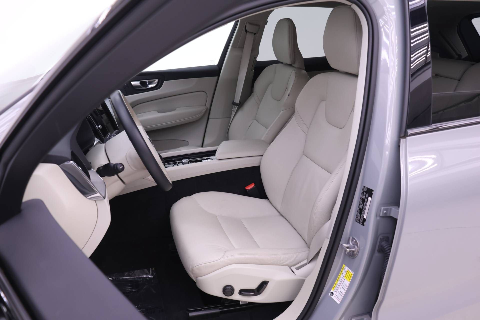 Certified 2024 Volvo XC60 B5 Plus w/ Protection Package Premier AWD/4WD image 7