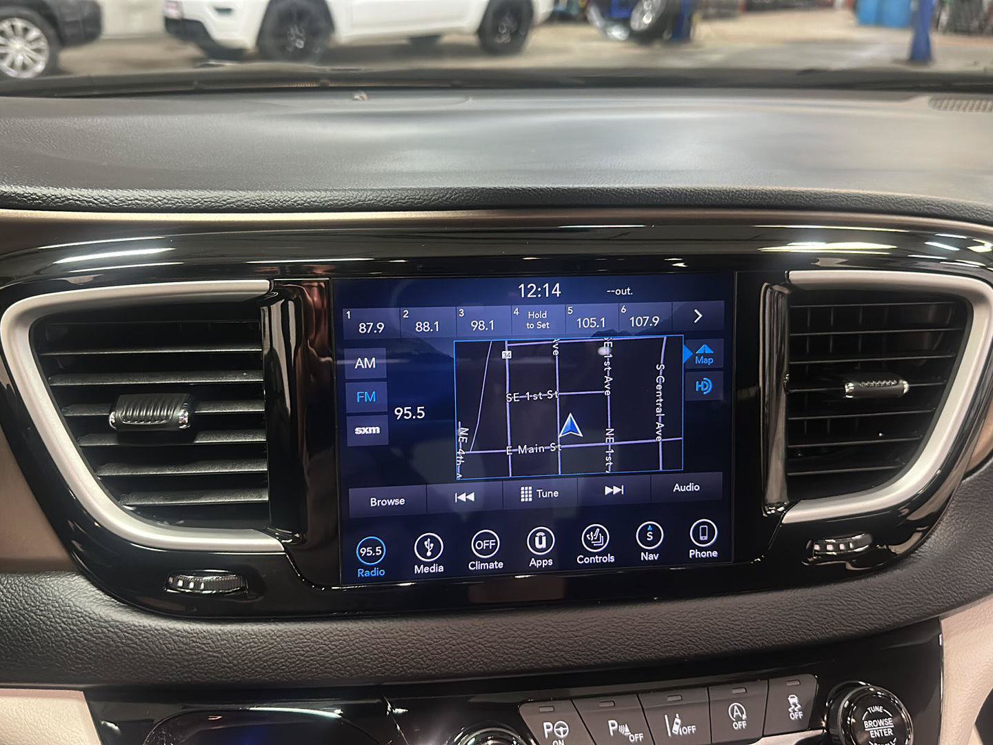 Used 2019 Chrysler Pacifica Touring Plus w/ Advanced Safetytec Group FWD image 20