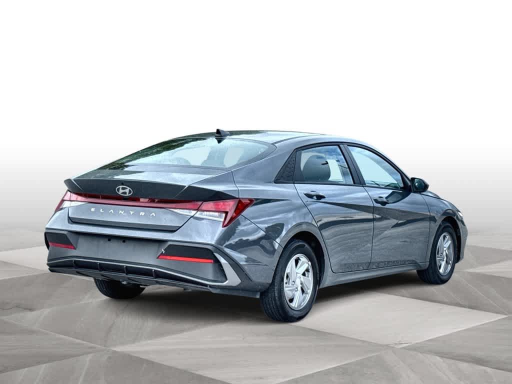 Used 2025 Hyundai Elantra SE FWD image 8