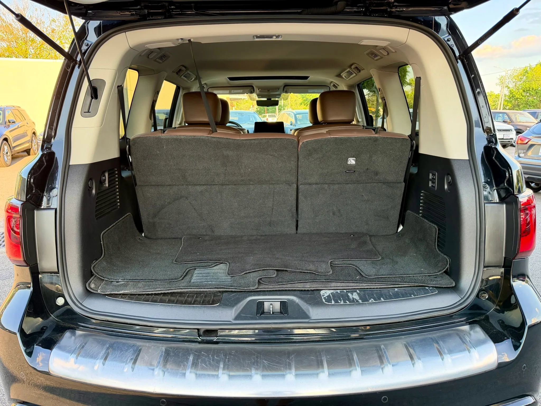 Used 2024 INFINITI QX80 Premium Select w/ Cargo Package AWD/4WD image 10