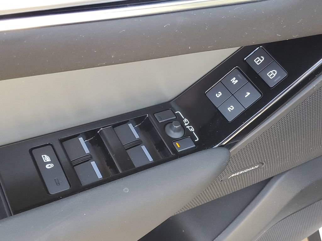 Used 2025 Land Rover Range Rover Velar S AWD/4WD image 9