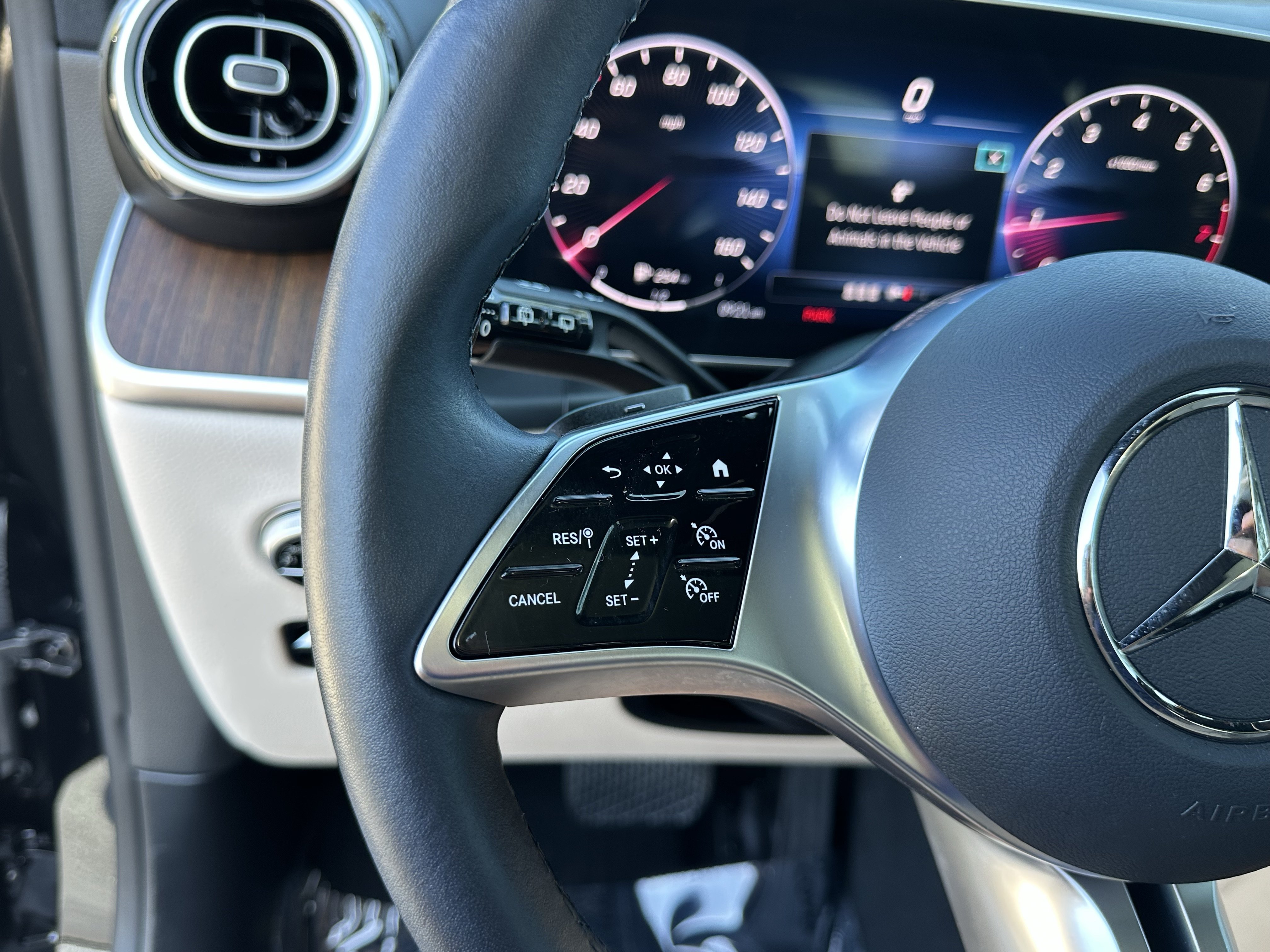 Used 2024 Mercedes-Benz GLC 300 4MATIC image 32
