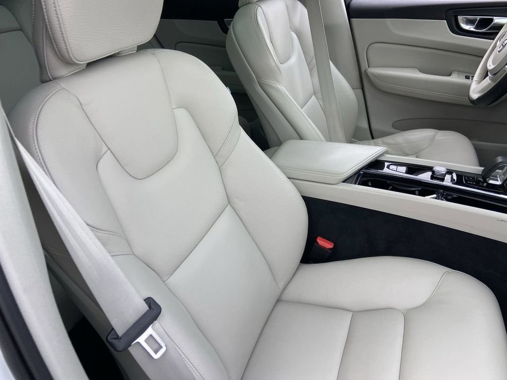 Used 2023 Volvo XC60 B5 Plus AWD/4WD image 25