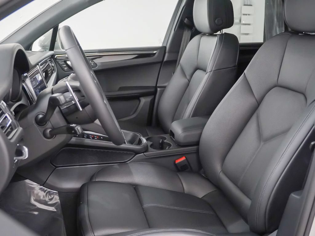Certified 2026 Porsche Macan AWD/4WD image 5