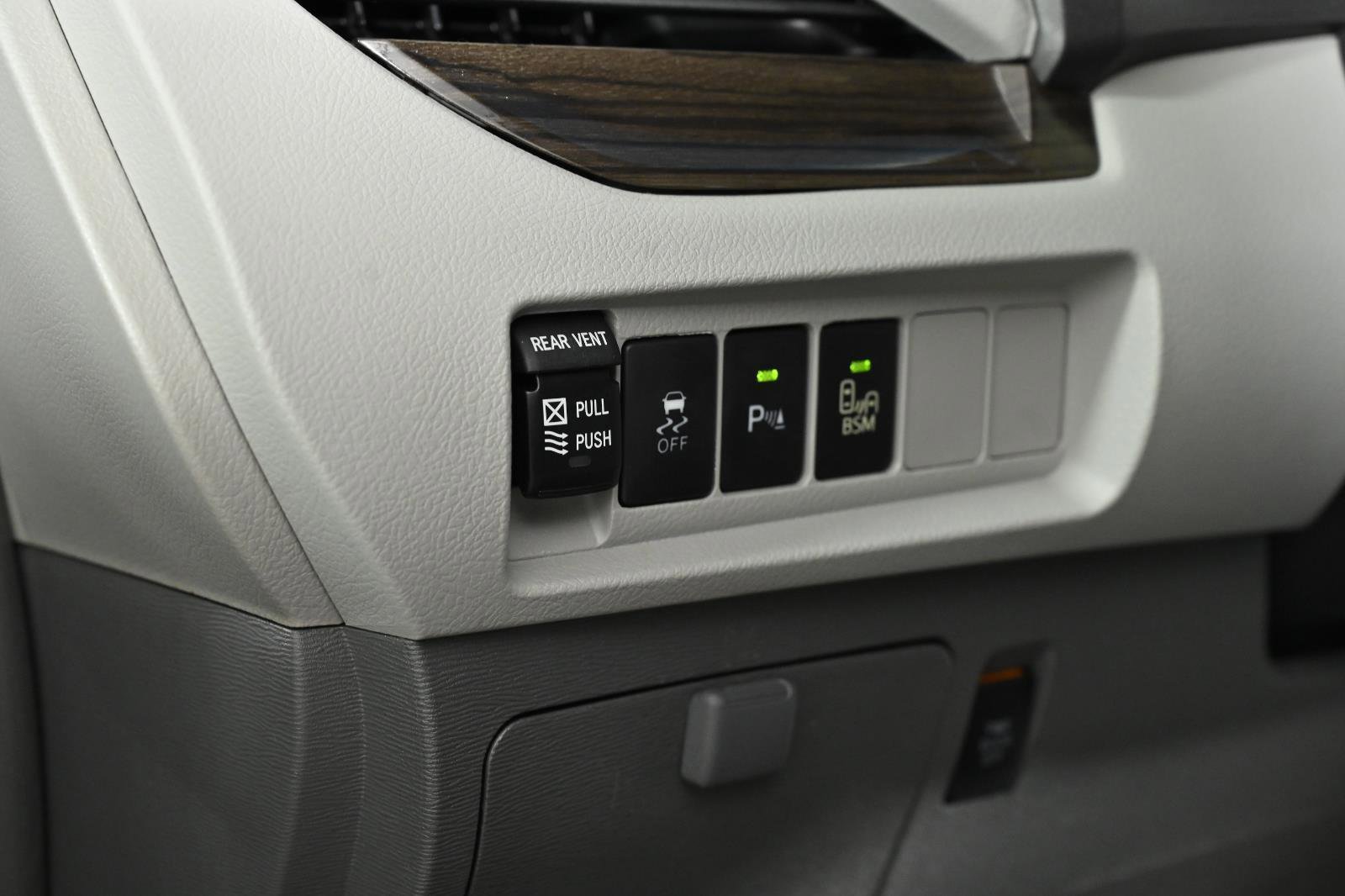 Used 2017 Toyota Sienna XLE image 17