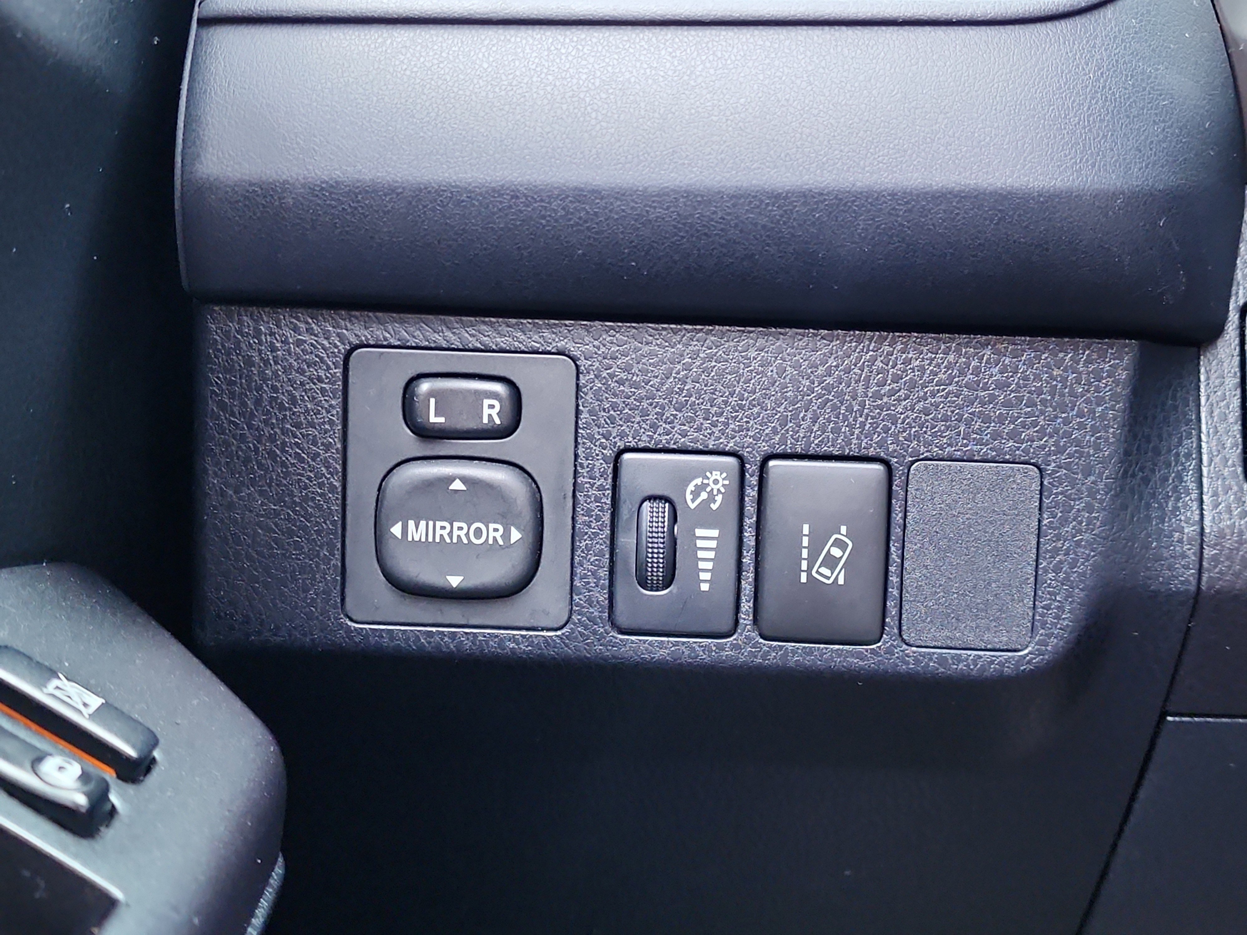 Used 2018 Toyota RAV4 LE image 24