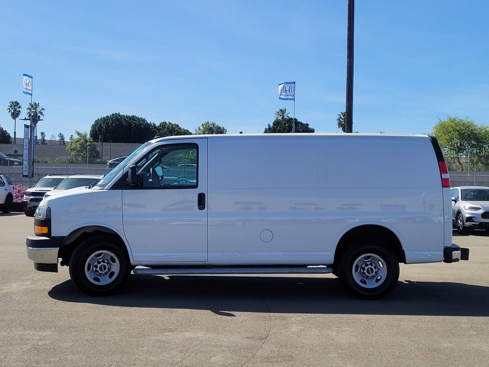 Used 2023 GMC Savana 2500 w/ Driver Convenience Package image 8