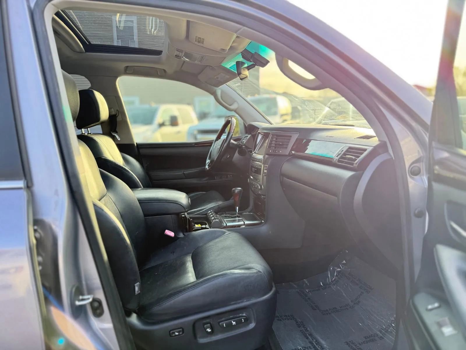 Used 2011 Lexus LX 570 4WD w/ Luxury Pkg image 23