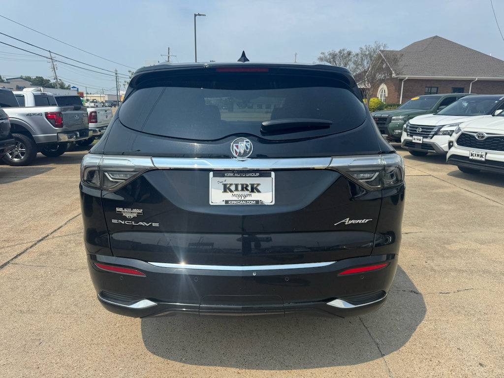 Used 2022 Buick Enclave Avenir w/ Avenir Technology Package FWD image 4