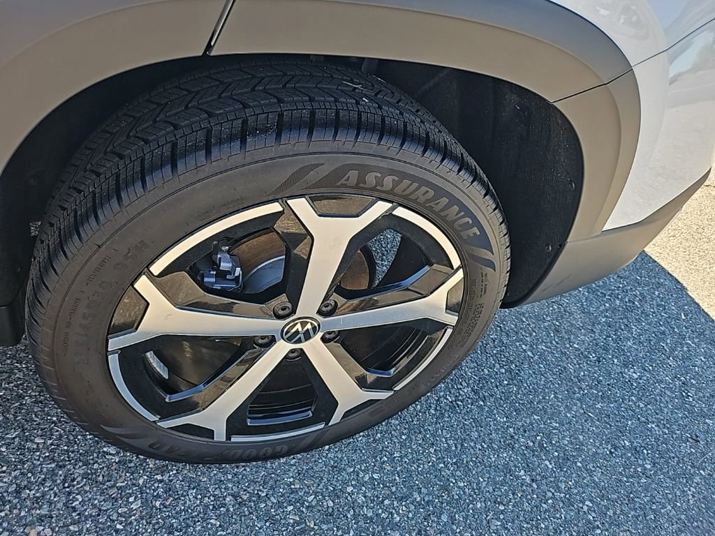 Certified 2025 Volkswagen Taos SEL image 18