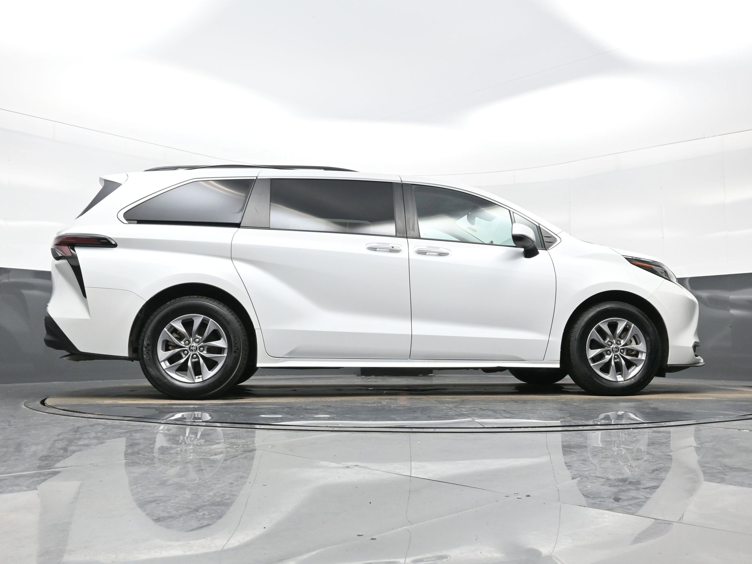 Used 2023 Toyota Sienna XLE image 35