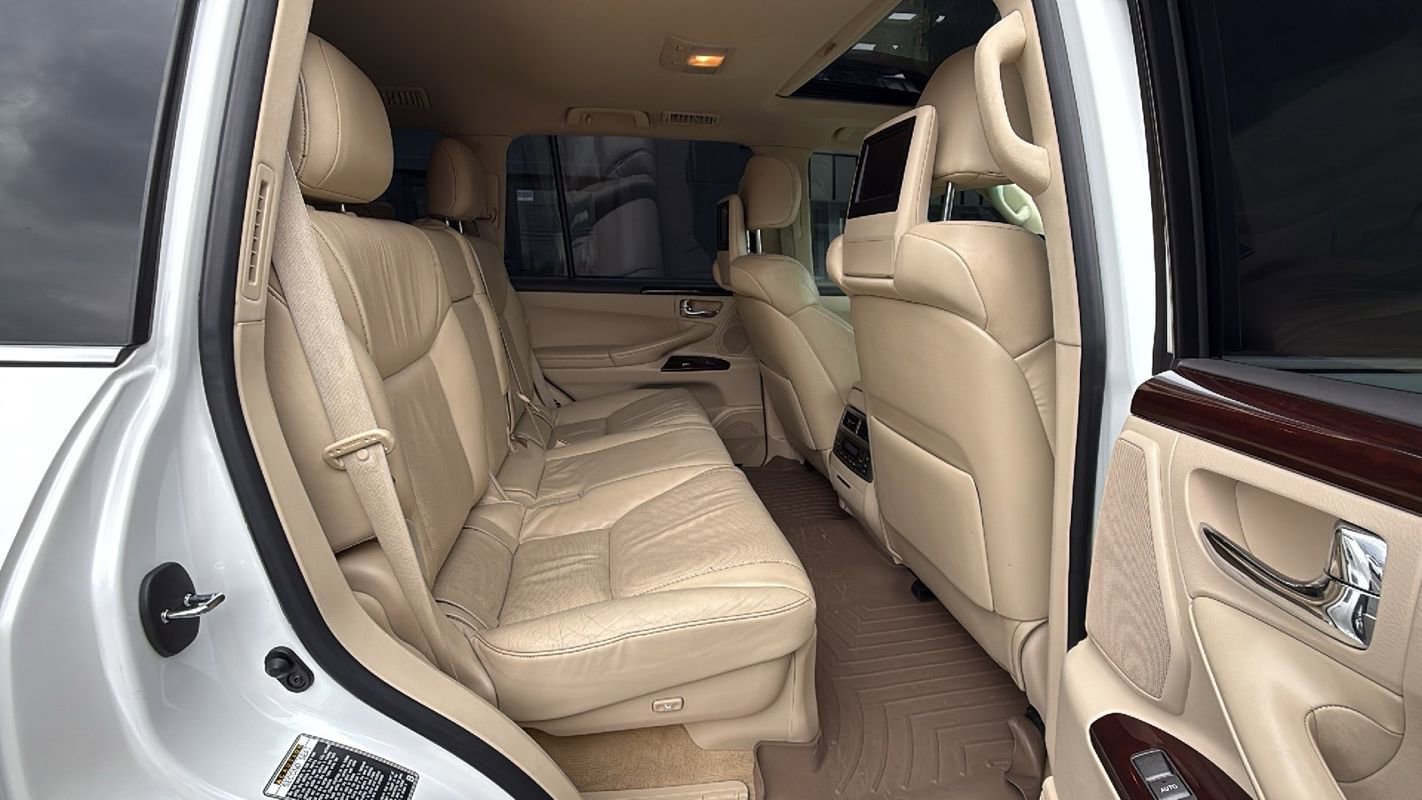 Used 2013 Lexus LX 570 4WD w/ Luxury Pkg image 17