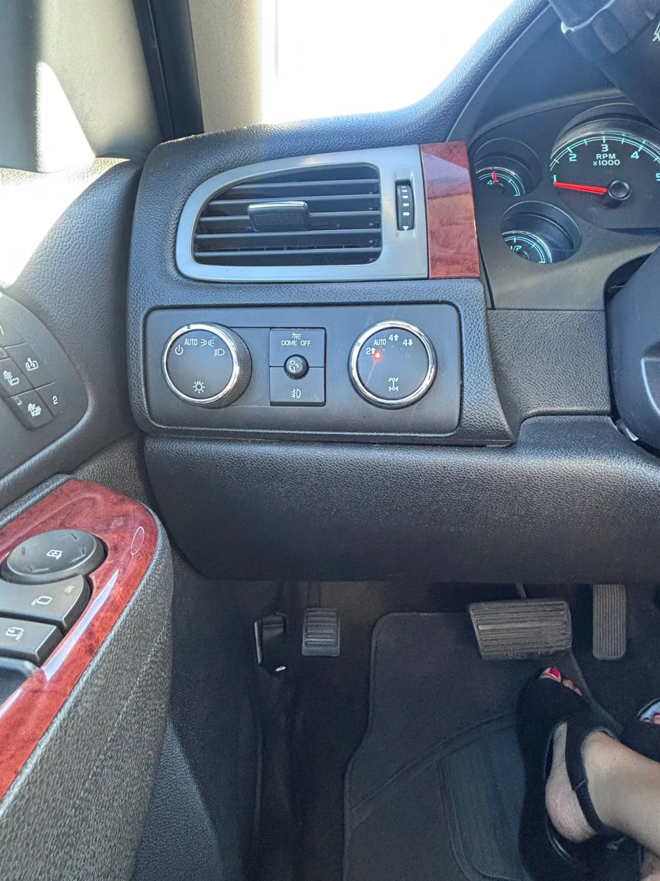 Used 2011 Chevrolet Avalanche LTZ AWD/4WD image 16