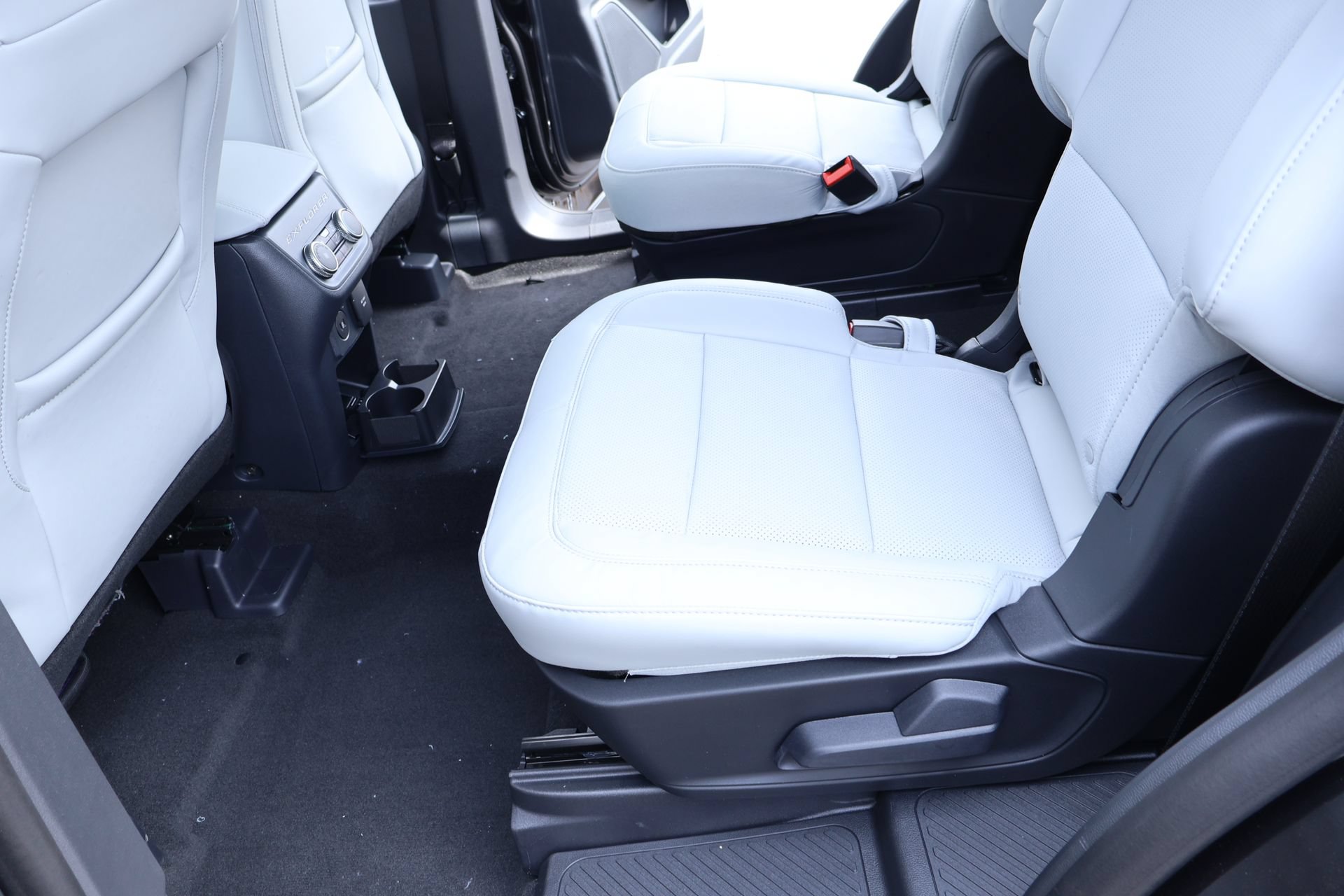 New 2026 Ford Explorer Platinum w/ LUX Leather Package AWD/4WD image 13