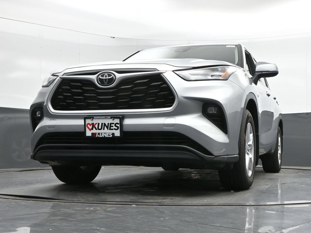 Used 2024 Toyota Highlander LE AWD/4WD image 43