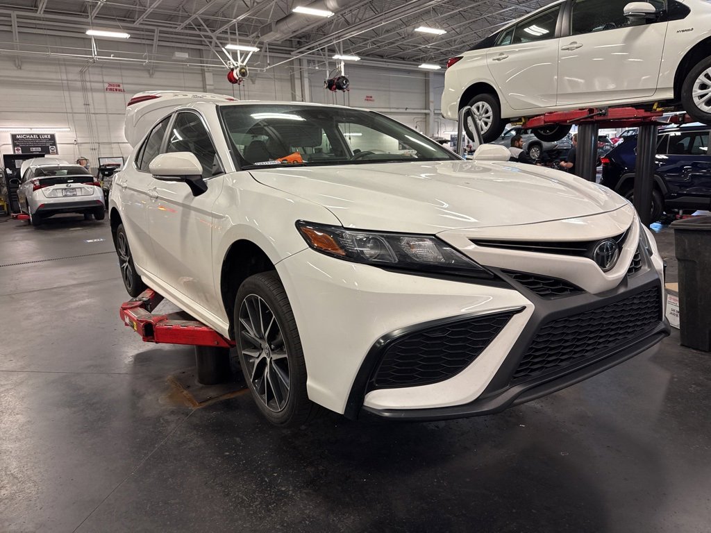 Used 2023 Toyota Camry SE image 2