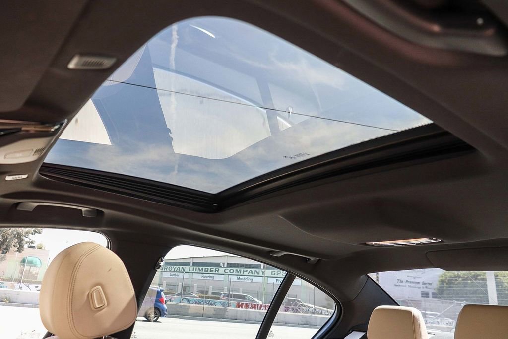 Used 2023 BMW 530e w/ Convenience Package image 25