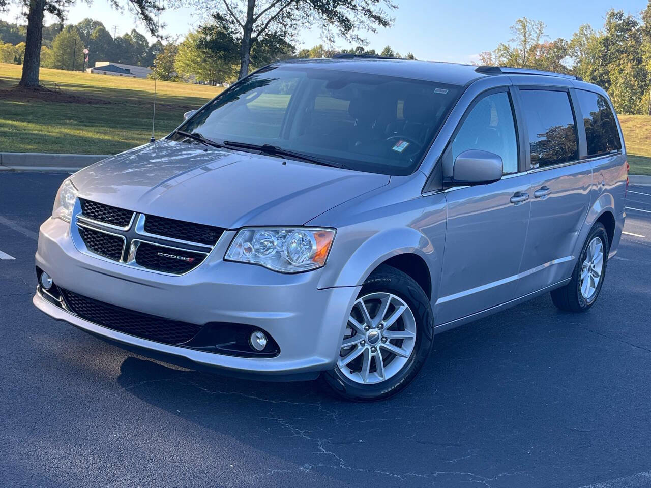 Used 2019 Dodge Grand Caravan SXT image 1