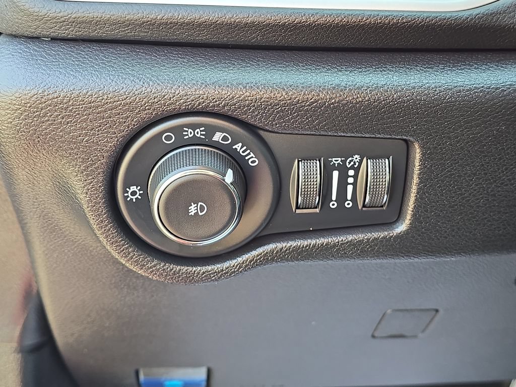 Used 2025 Chrysler Pacifica Select FWD image 13