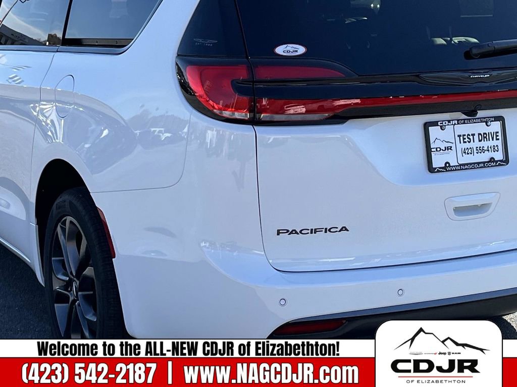 New 2026 Chrysler Pacifica Select image 5