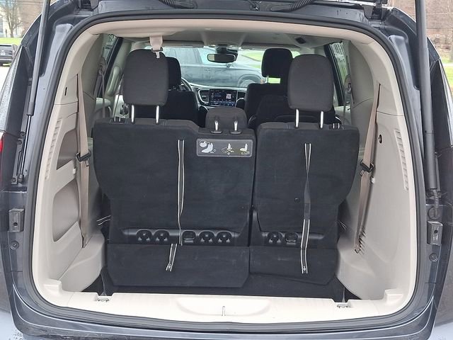 Used 2021 Chrysler Pacifica Touring image 31