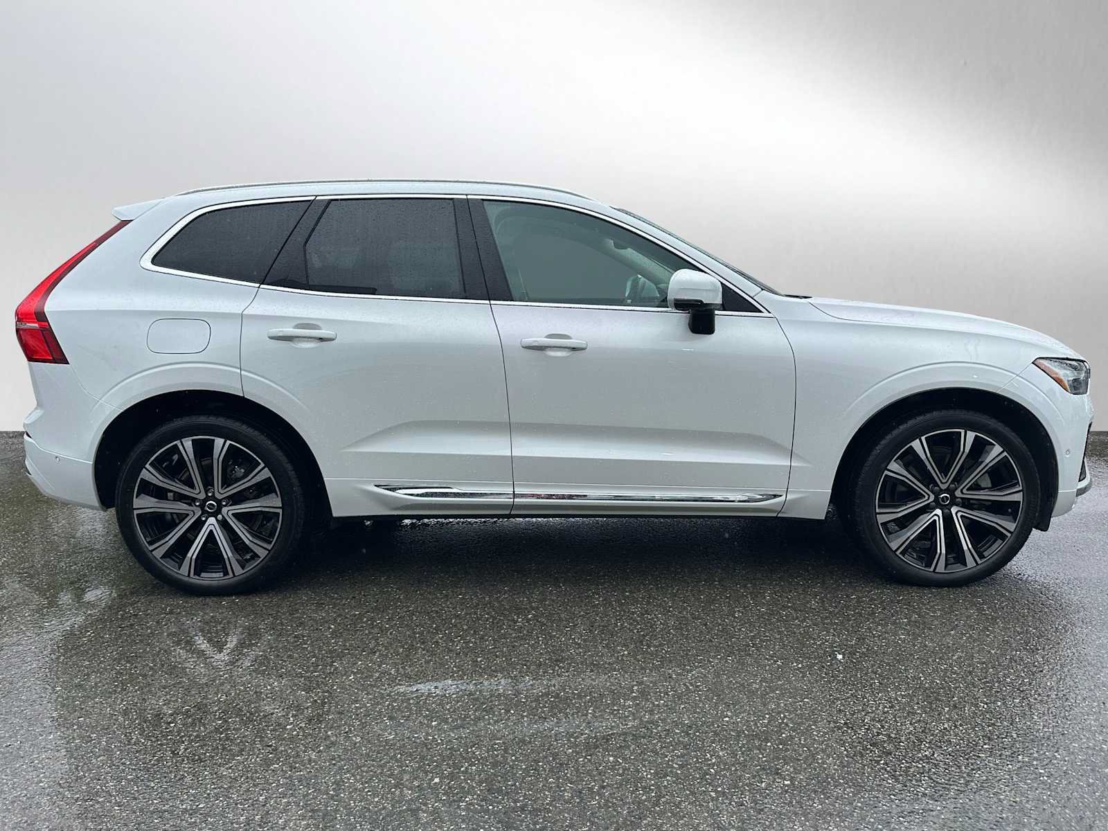 Used 2023 Volvo XC60 B6 Ultimate w/ Protection Package Premier AWD/4WD image 2