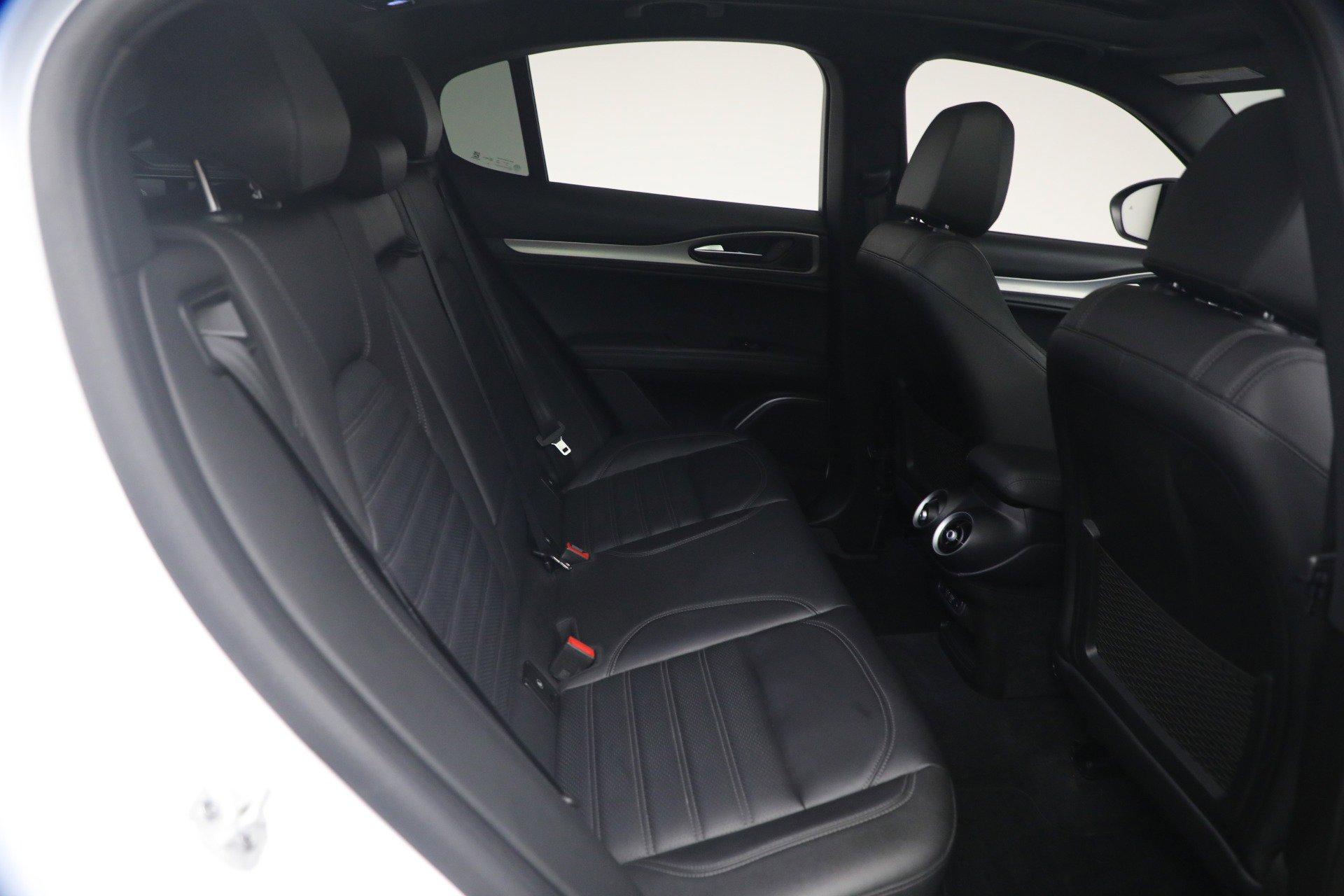 Used 2023 Alfa Romeo Stelvio Veloce AWD/4WD image 17