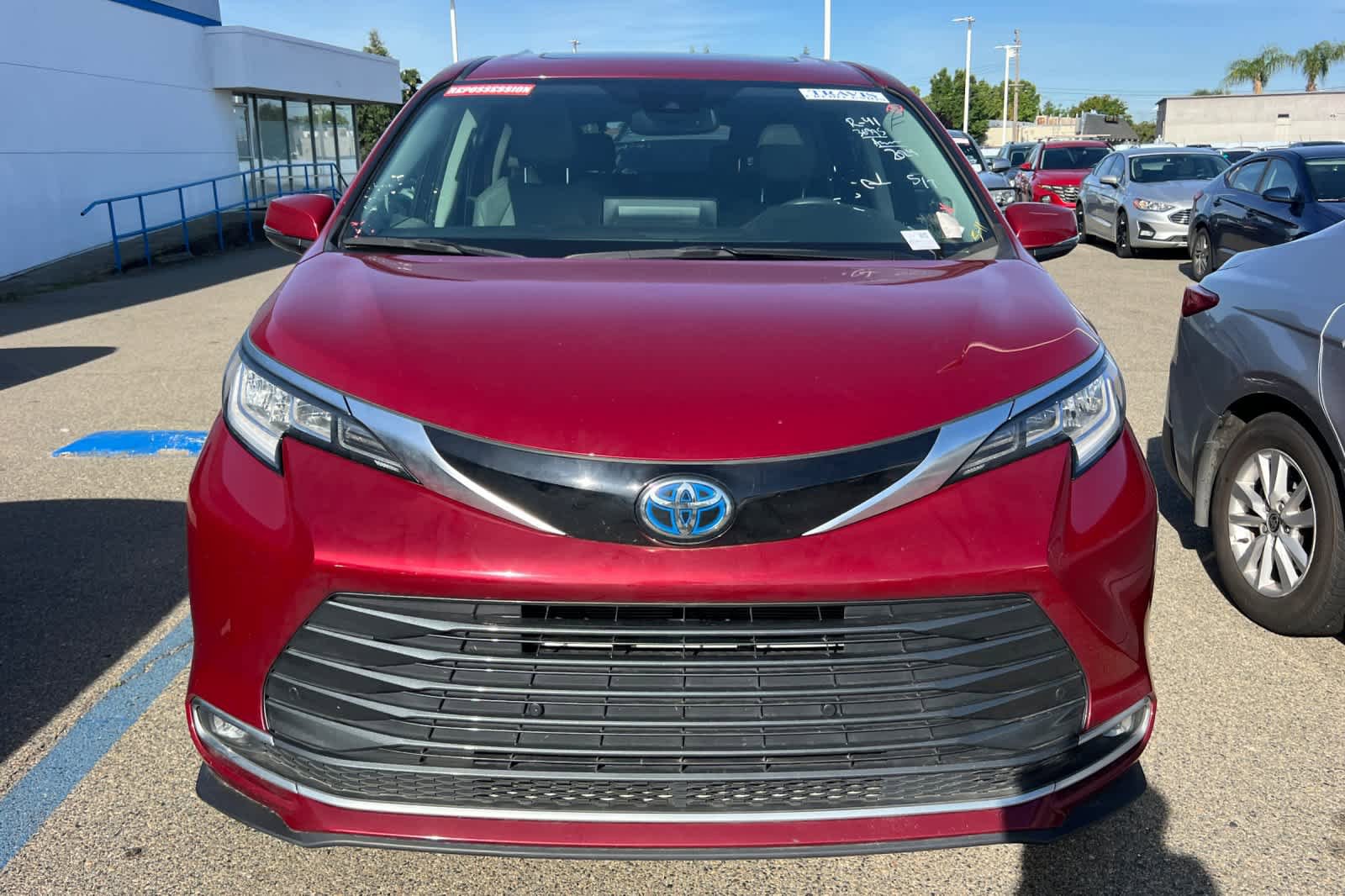 Used 2024 Toyota Sienna Limited AWD/4WD image 2