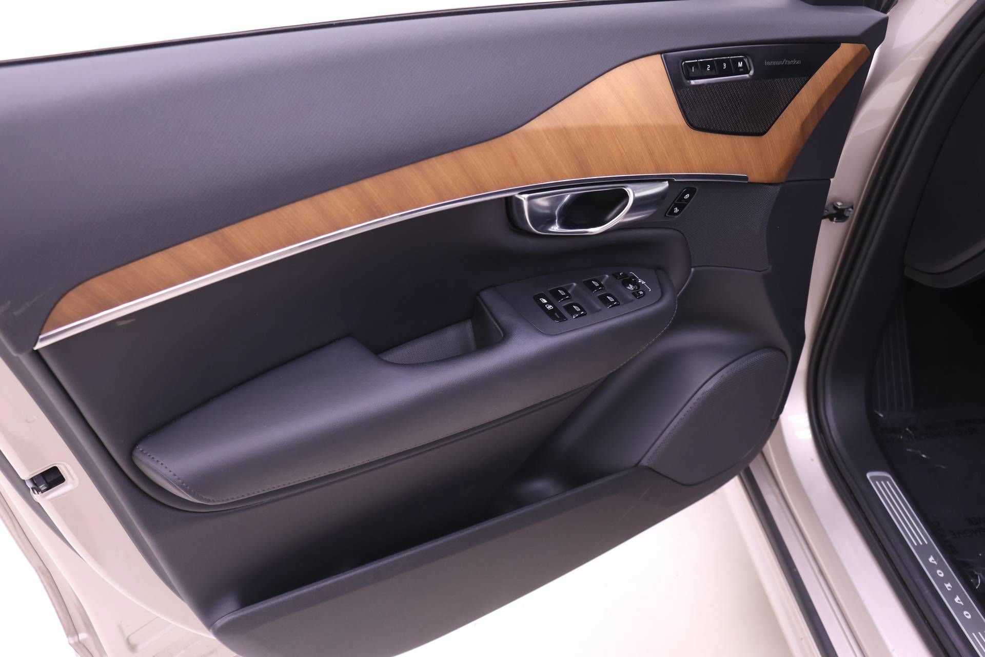 Certified 2024 Volvo XC90 B6 Plus AWD/4WD image 12