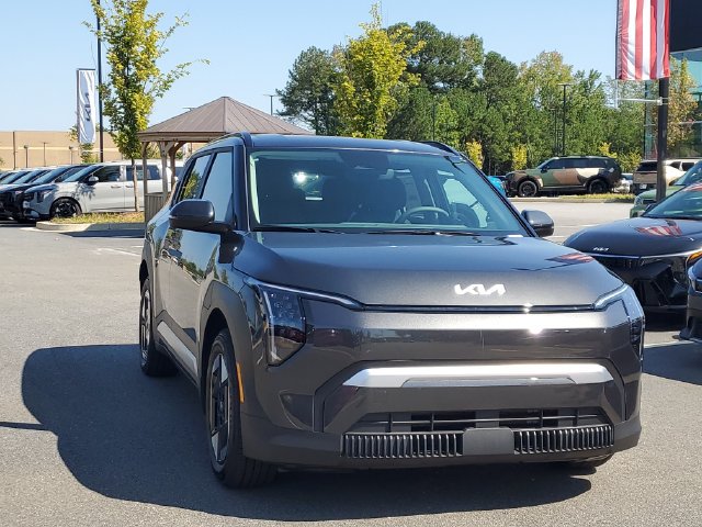 New 2027 Kia EV3 Wind FWD image 3