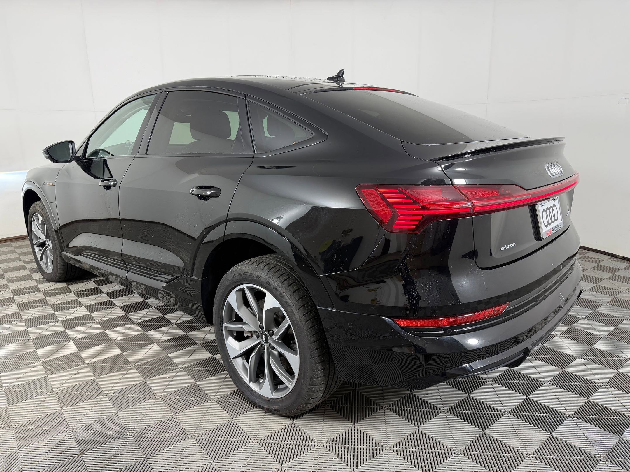 Certified 2021 Audi e-tron Premium Plus w/ Premium Plus Package AWD/4WD image 3
