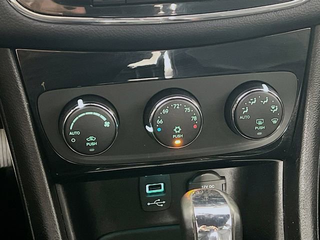 Used 2011 Chrysler 200 Limited image 17