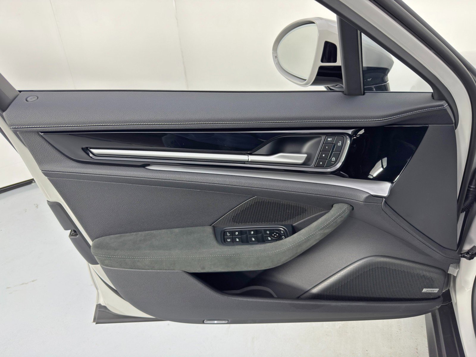 Used 2025 Porsche Panamera 4 w/ Premium Package image 49