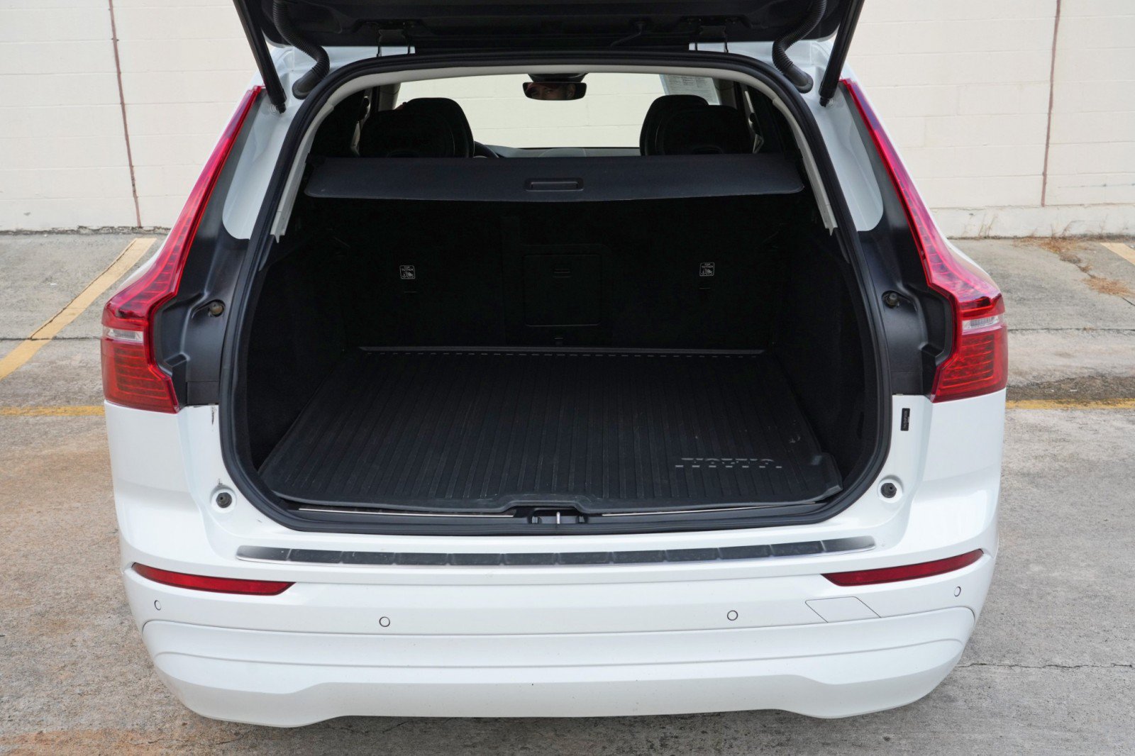 Used 2023 Volvo XC60 B5 Core w/ Climate Package FWD image 9