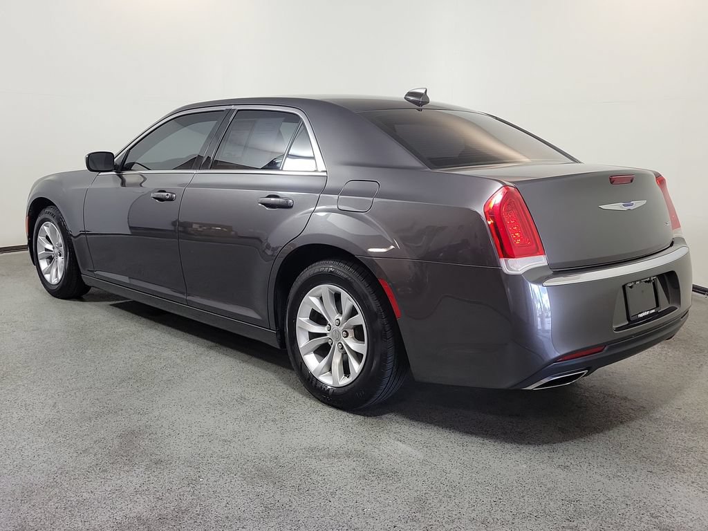 Used 2018 Chrysler 300 Touring RWD image 5