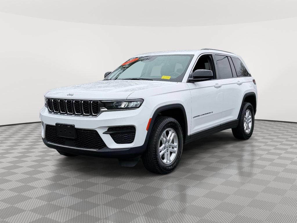 Used 2023 Jeep Grand Cherokee Laredo AWD/4WD image 3