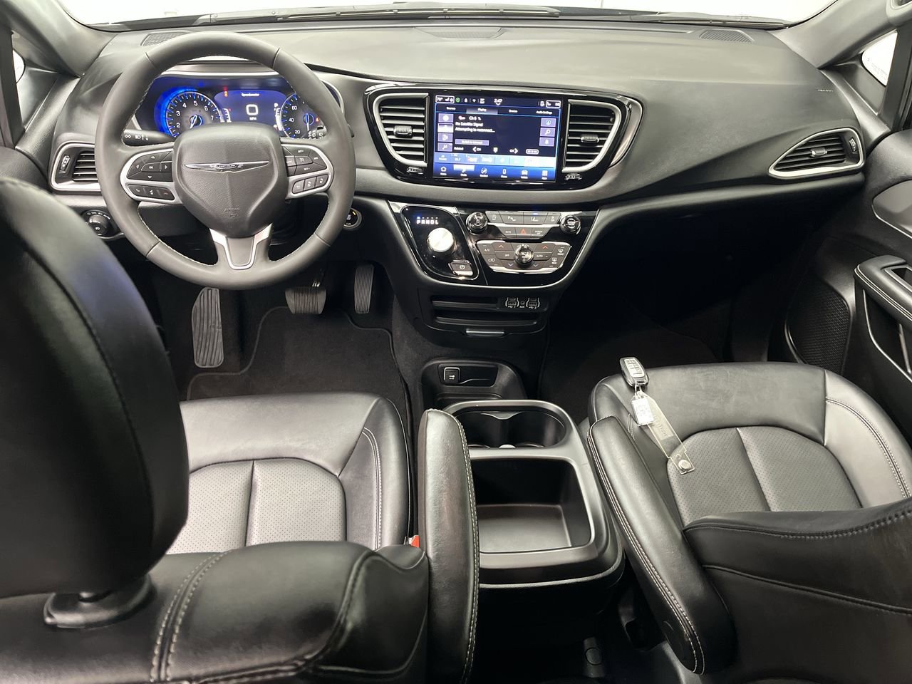 Used 2025 Chrysler Pacifica Select FWD image 4