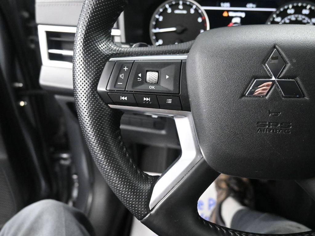 Used 2024 Mitsubishi Outlander SE image 38
