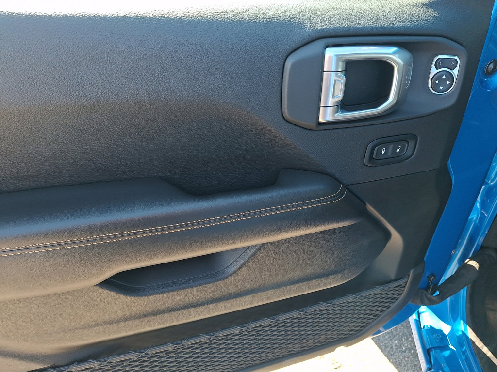 Used 2025 Jeep Wrangler Sahara image 22