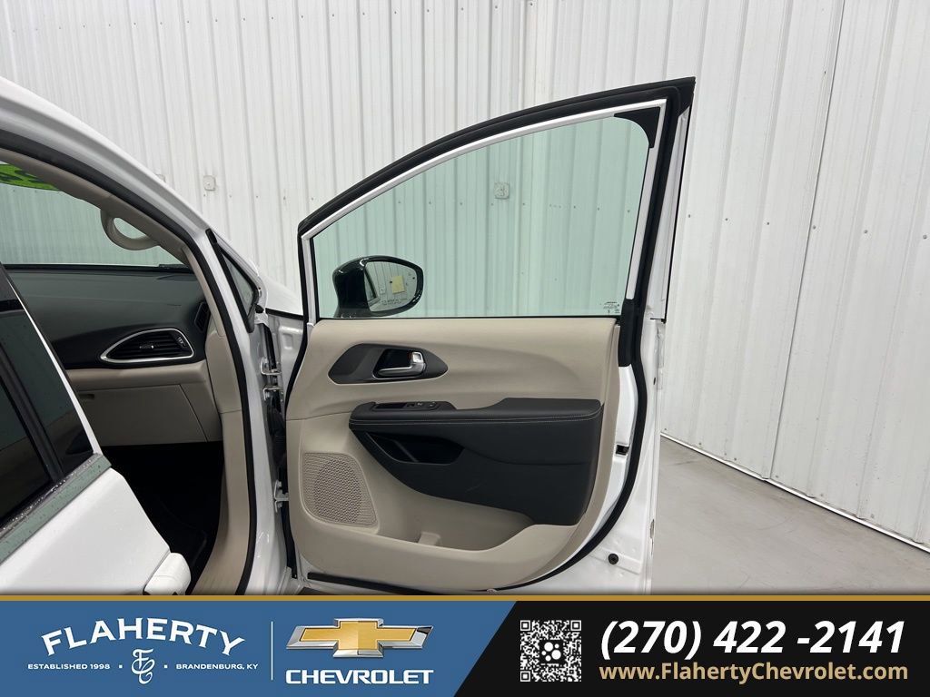 Used 2024 Chrysler Pacifica Touring-L FWD image 12