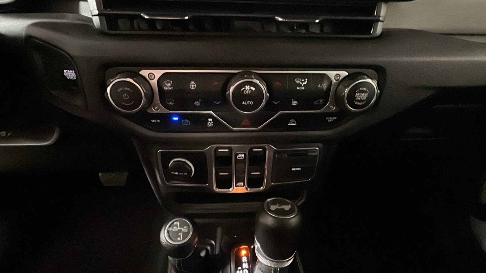 Used 2024 Jeep Wrangler Unlimited w/ Convenience Group AWD/4WD image 26